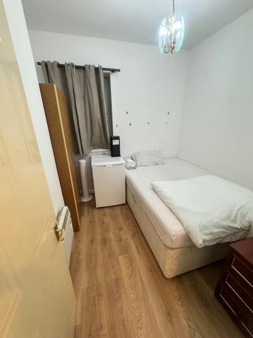 Private Double Bedroom In Hounslow Near Heathrow London Exterior foto